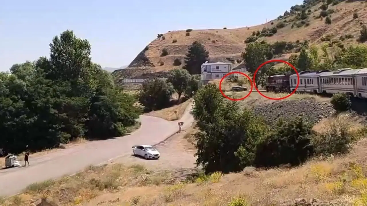 Elazigda korkutan kaza yolcu treni hemzemin gecitte otomobile carpti ru3Qnjg3